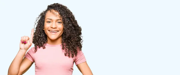 Ung Vacker Kvinna Med Lockigt Hår Klädd Rosa Shirt Visar — Stockfoto