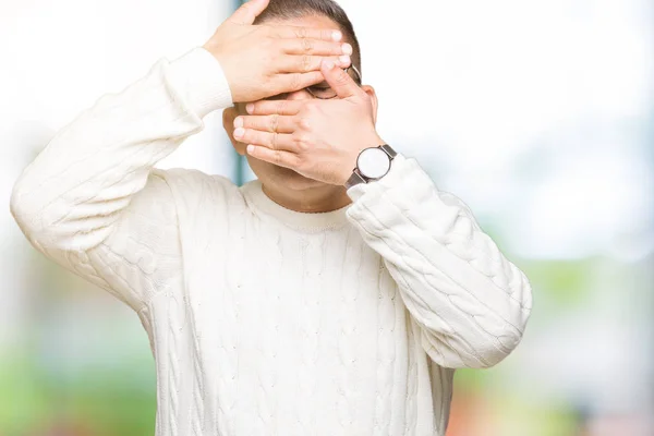 Hombre Árabe Mediana Edad Con Gafas Sobre Fondo Aislado Cubriendo —  Fotos de Stock