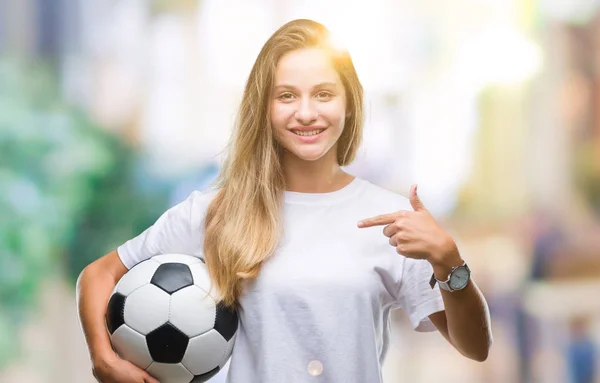 Jovem Bela Mulher Loira Segurando Bola Futebol Sobre Fundo Isolado — Fotografia de Stock