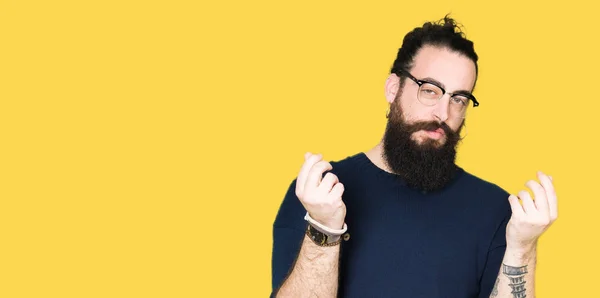 Homem Jovem Hipster Com Cabelos Longos Barba Usando Óculos Fazendo — Fotografia de Stock