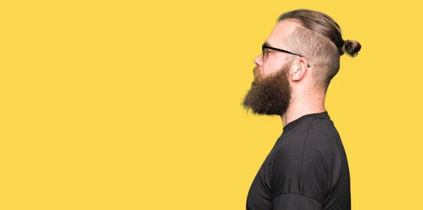 Jonge Hipster Man Dragen Zonnebril Zoek Naar Kant Ontspannen Profiel — Stockfoto