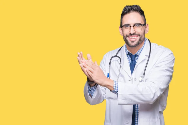 Guapo Joven Doctor Hombre Sobre Aislado Fondo Aplaudiendo Aplaudiendo Feliz —  Fotos de Stock