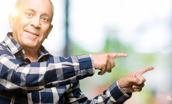 Bonito Homem Sênior Vestindo Camisa Casual Sorrindo Olhando Para Câmera — Fotografia de Stock