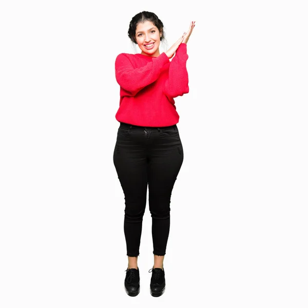 Jovem Mulher Bonita Vestindo Camisola Vermelha Pão Batendo Palmas Aplaudindo — Fotografia de Stock