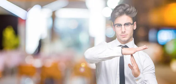 Joven Hombre Negocios Con Gafas Sobre Fondo Aislado Haciendo Gesto — Foto de Stock