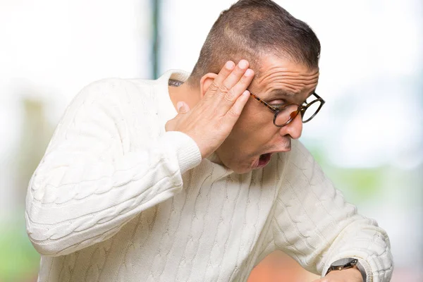 Hombre Árabe Mediana Edad Con Gafas Sobre Fondo Aislado Mirando —  Fotos de Stock