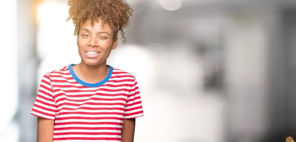 Hermosa Joven Afroamericana Mujer Sobre Fondo Aislado Guiño Mirando Cámara — Foto de Stock