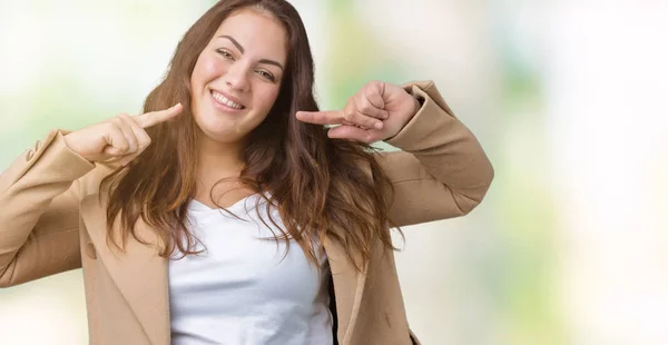 Hermosa Mujer Joven Tamaño Grande Con Abrigo Invierno Sobre Fondo —  Fotos de Stock