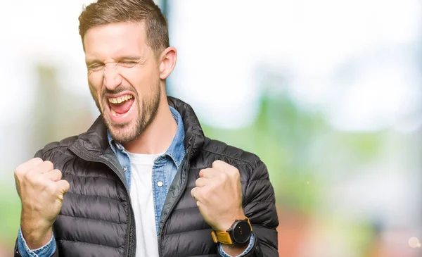 Hombre Guapo Vistiendo Abrigo Invierno Muy Feliz Emocionado Haciendo Gesto — Foto de Stock