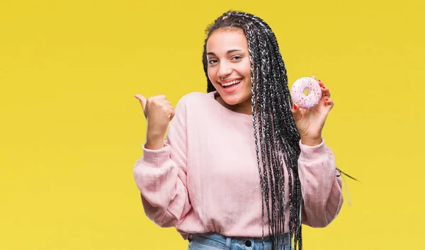 Junge Afrikanisch Amerikanische Mädchen Essen Rosa Donut Über Isolierten Hintergrund — Stockfoto