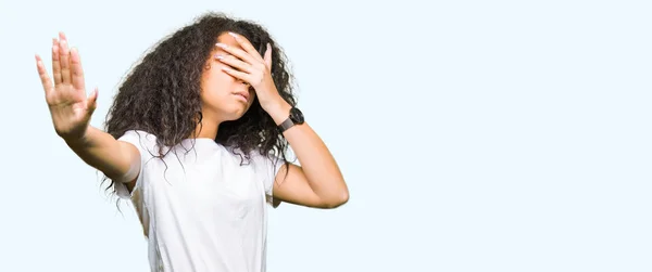 Joven Chica Hermosa Con Pelo Rizado Usando Casual Camiseta Blanca —  Fotos de Stock