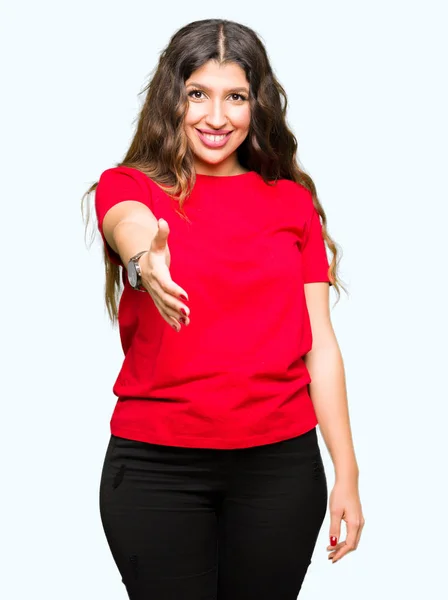 Jovem Mulher Bonita Vestindo Shirt Casual Sorrindo Amigável Oferecendo Aperto — Fotografia de Stock