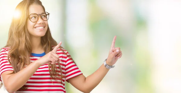 Jovem Bela Mulher Morena Usando Óculos Listras Shirt Sobre Fundo — Fotografia de Stock