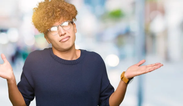 Joven Hombre Guapo Con Afro Usando Gafas Sin Idea Expresión —  Fotos de Stock