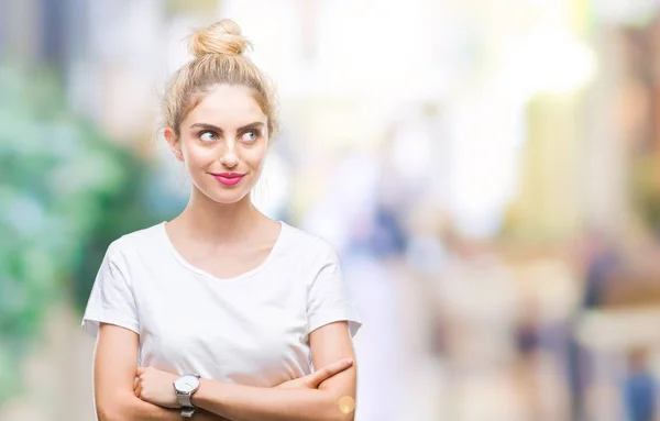 Jonge Mooie Blonde Vrouw Met Witte Shirt Geïsoleerde Achtergrond Glimlachend — Stockfoto