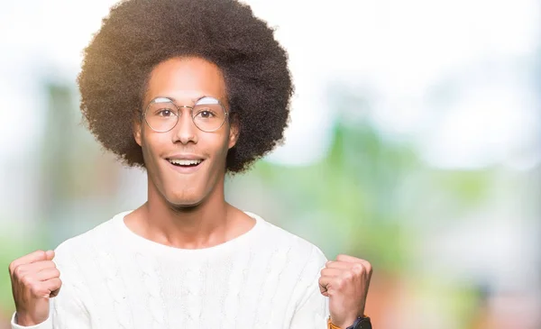 Νεαρός Αφρικανική Αμερικανική Άνθρωπος Αφρο Μαλλιά Που Φοράει Γυαλιά Γιορτάζει — Φωτογραφία Αρχείου
