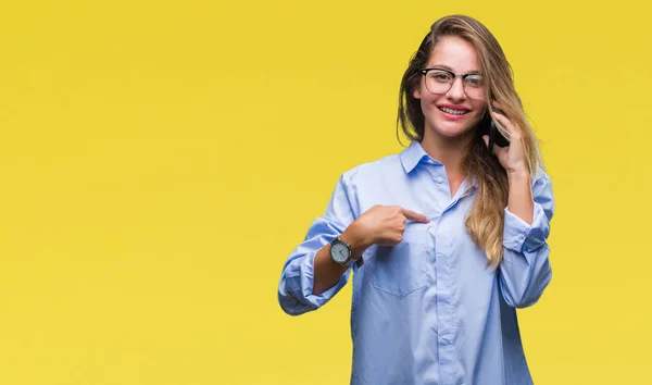 Joven Mujer Negocios Rubia Hermosa Llamando Usando Teléfono Inteligente Sobre —  Fotos de Stock