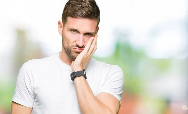 Hombre Guapo Con Camiseta Blanca Casual Pensando Que Cansado Aburrido — Foto de Stock