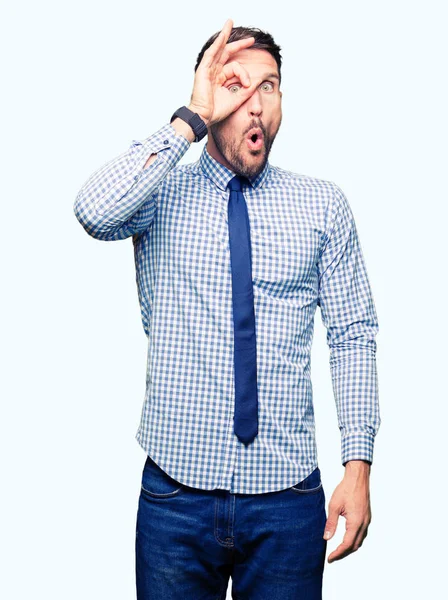 Bonito Homem Negócios Usando Gravata Fazendo Gesto Chocado Com Rosto — Fotografia de Stock