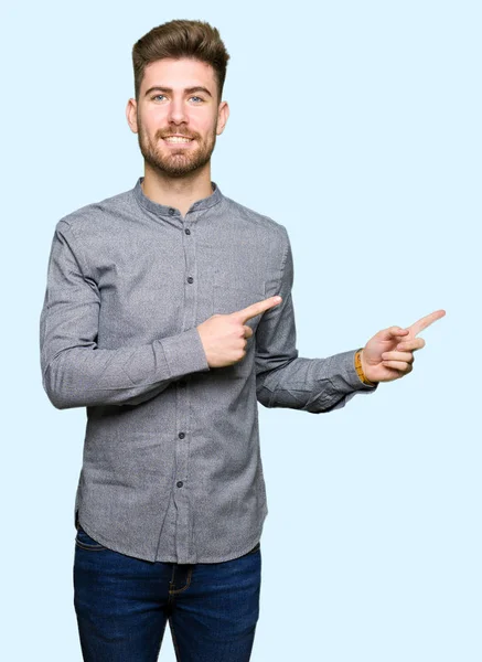 Jovem Bonito Homem Casual Negócios Sorrindo Olhando Para Câmera Apontando — Fotografia de Stock