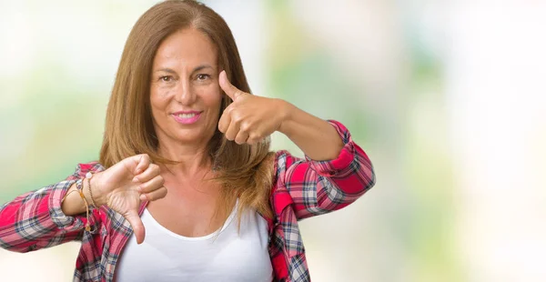 Vackra Medelålders Kvinna Som Bär Över Isolerade Bakgrund Gör Tummen — Stockfoto