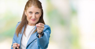 Kavga etmek izole arka plan kum yumruk, saldırgan ve kızgın saldırı, tehdit ve şiddet moda deri ceket giyen güzel orta yaş Olgun kadın