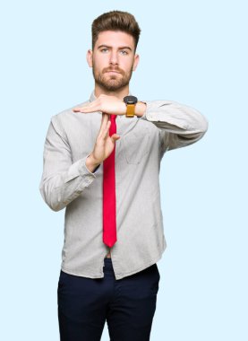 Genç yakışıklı iş adamı yapıyor zaman aşımı jest elle, sinirli ve ciddi bir yüz