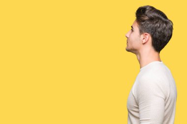 Yakışıklı delikanlı izole arka tarafına, seyir üzerinde dinlenmek doğal yüz emin gülümseme ile pozuyla profili.