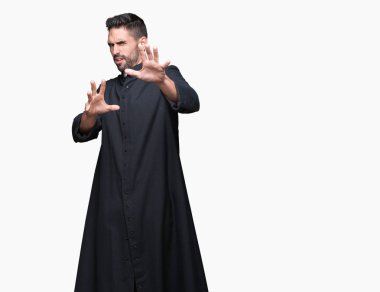 İzole arka plan üzerinde genç Hıristiyan rahip korkuyor ve el ile korku ifadesi stop jest ile dehşete, şok bağırıyor. Panik konsepti.