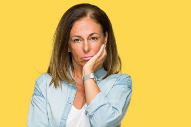 Orta yaş yetişkin kadın seyir yorgun ve bıkkın ile depresyon sorun Çapraz kollar ile izole arka plan düşünme üzerinde rahat kot gömlek giymiş.