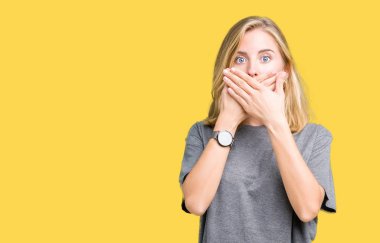 Güzel genç kadın üzerinde büyük boy rahat t-shirt giyen arka plan ağız hata için elleriyle kapsayan şok izole. Gizli kavramı.