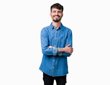 İzole arka plan mutlu yüz çapraz silah kameraya bakarak ile gülümseyen genç yakışıklı adam. Olumlu bir kişi.