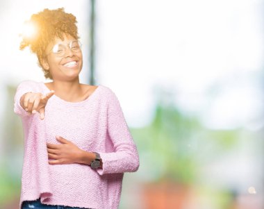 Güzel genç Afro-Amerikan kadın gözlük izole üzerinde gülme sizin parmak el kamerasıyla göğüs üzerinde utanç ifadesi işaret eden arka plan