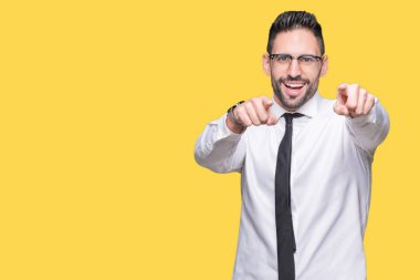 Genç yakışıklı iş adam gözlük izole üzerinde arka plan size işaret ve parmaklar, olumlu ve neşeli gülümseyen kamerayla
