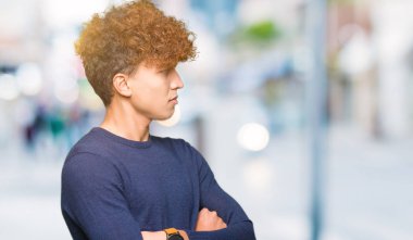 İkna ve kendine güvenen tarafına silahlarla seyir gülümseyen afro saçlı genç yakışıklı adam geçti