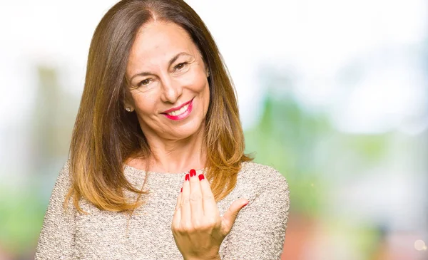 Mooie Middelbare Leeftijd Vrouw Dragen Mode Trui Wenkende Komen Hier — Stockfoto