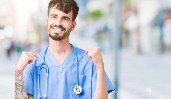 Jovem Enfermeira Bonito Homem Vestindo Uniforme Cirurgião Sobre Fundo Isolado — Fotografia de Stock