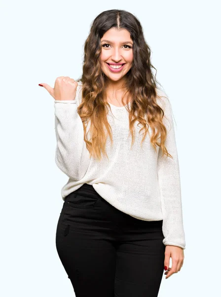 Jovem Mulher Bonita Vestindo Camisola Branca Sorrindo Com Rosto Feliz — Fotografia de Stock