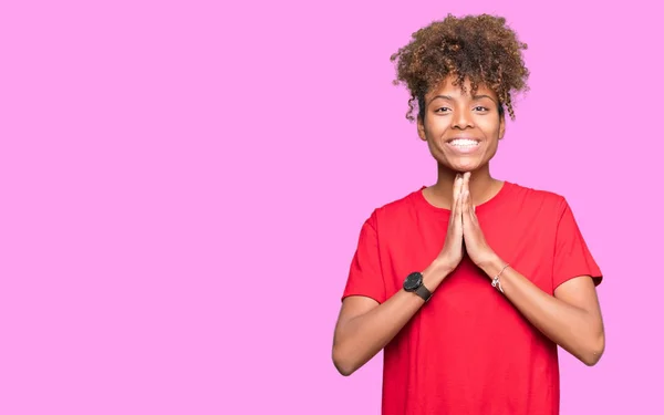 Hermosa Joven Afroamericana Sobre Fondo Aislado Rezando Con Las Manos —  Fotos de Stock