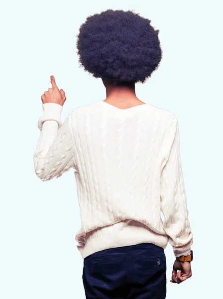 Молодой Африканский Американец Афроволосами Очках Задом Наперёд Показывая Пальцем Спину — стоковое фото