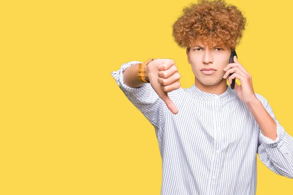 Ung Vacker Man Pratar Telefon Med Arga Ansikte Negativt Tecken — Stockfoto