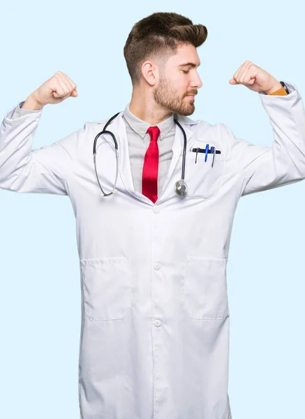 Mladý Pohledný Doktor Člověka Lékařské Kabátě Ukazuje Svaly Paže Úsměvem — Stock fotografie