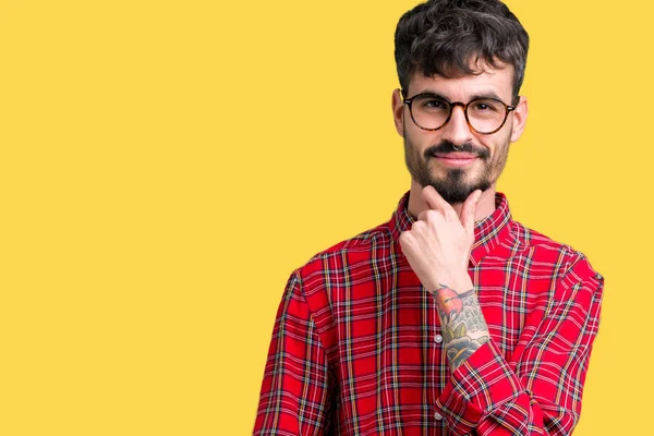 Ein Junger Gutaussehender Mann Mit Brille Vor Isoliertem Hintergrund Blickt — Stockfoto