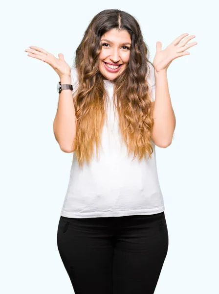 Jovem Mulher Bonita Vestindo Casual Shirt Branca Comemorando Louco Espantado — Fotografia de Stock