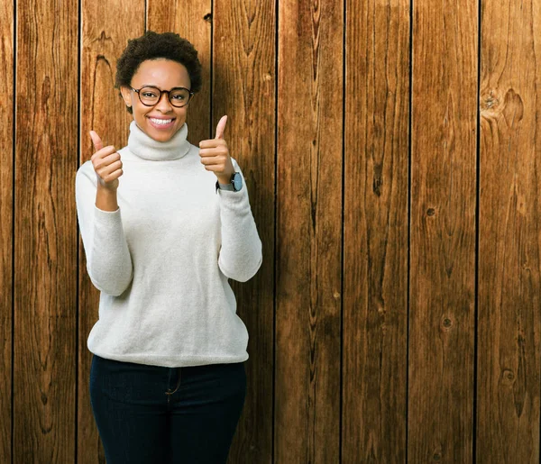 Jovem Bela Mulher Afro Americana Vestindo Óculos Sobre Fundo Isolado — Fotografia de Stock