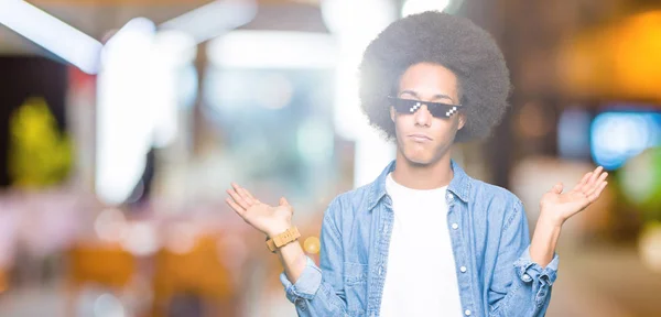 Mladý Američan Afričana Muž Afro Vlasy Nosí Thug Life Brýle — Stock fotografie