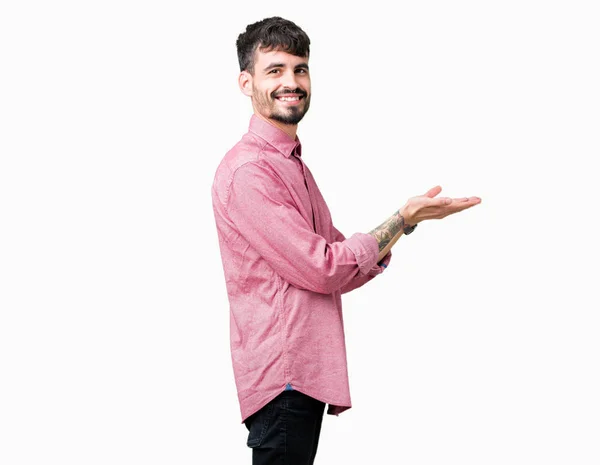 Giovane Bell Uomo Che Indossa Camicia Rosa Sfondo Isolato Indicando — Foto Stock