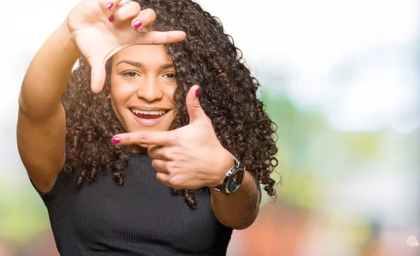 Jeune Belle Femme Aux Cheveux Bouclés Souriant Faisant Cadre Avec — Photo