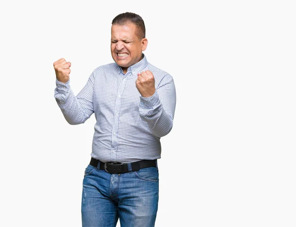 中年アラブのビジネス男性非常に幸せと興奮の腕を上げ 勝者のジェスチャを行う分離の背景に 笑みを浮かべて 成功のために叫んで お祝いのコンセプト — ストック写真