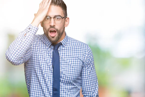 Joven Hombre Negocios Con Gafas Sobre Fondo Aislado Sorprendido Con —  Fotos de Stock